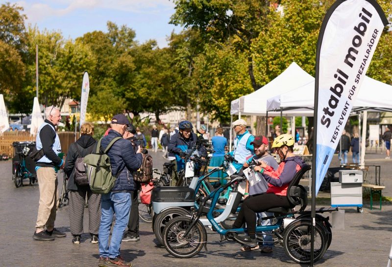 Ausprobieren von Spezialrädern auf einem öffentlichen Platz