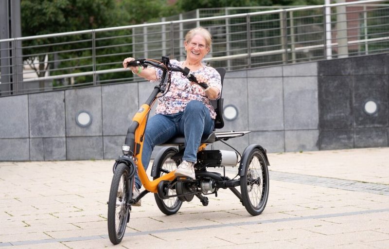 Lachende Frau auf Liege-Trike